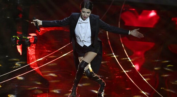 Giorgia, il look di Sanremo 2024: smoking Dior e micro shorts (come Annalisa nella prima serata)
