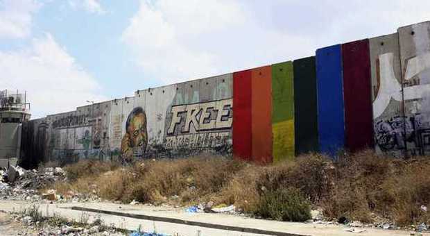 Cisgiordania, i palestinesi cancellano la bandiera arcobaleno dal muro: «Non possiamo promuovere i diritti dei gay»