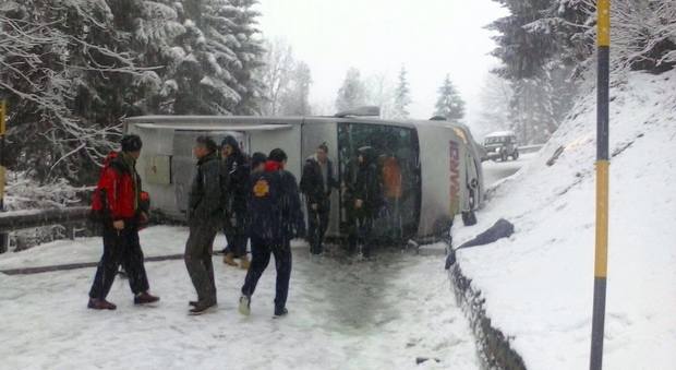 Il minibus dell'Asiago Hockey (Under 18) rovesciato (Foto Facebook Asiago Hockey)