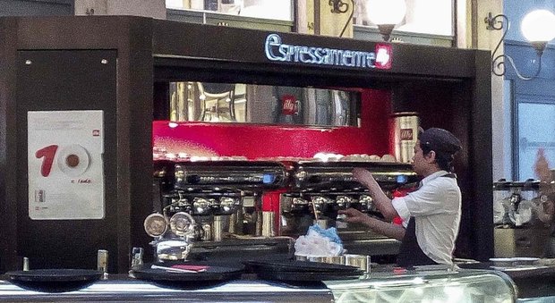 Roma, Galleria Sordi, addio al caffè: chiude il Transatlantico bis. «Pochi clienti»