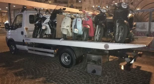 Movida a Napoli, task force contro parcheggiatori abusivi, raffica di motorini sequestrati