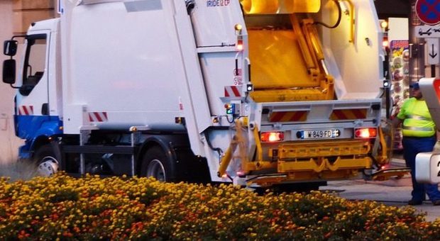 Camion raccolta rifiuti troppo rumorosi, Tar Campania ordina a Comune di garantire il riposo