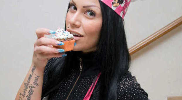 Mia Cellini, dopo l’addio al fidanzato si “consola” con i cupcake su Youtube