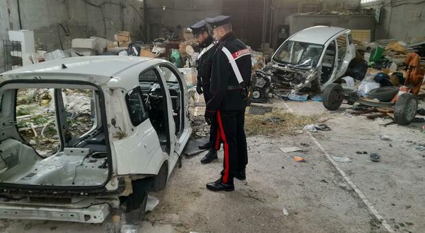 Capannone delle auto rubate nell'edificio abbandonato, due arresti dei carabinieri