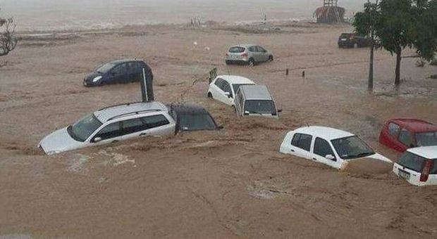 Maltempo, alluvione in Calabria: strade invase dal fango, persone isolate nelle case