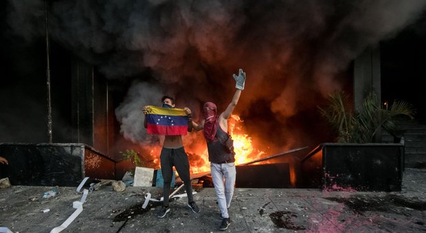 Venezuela nel caos, manifestanti incendiano sede Corte suprema