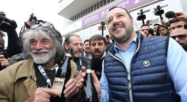Vinitaly, Salvini superstar con l'amico Corona: «Non sono salvinista, sono alpinista»