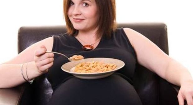 Donne incinte, la dieta condiziona a vita il bimbo: modifica il codice genetico