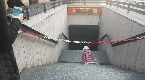 Caos metro a Roma, sequestrata la stazione Barberini. Dopo Repubblica, chiusa anche Spagna: centro isolato