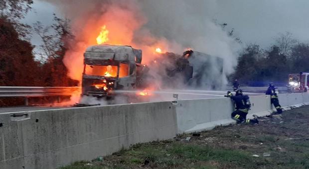 Colonna di fuoco in A.14, poi dal camion in fiamme cade un carico di mandarini: autostrada chiusa