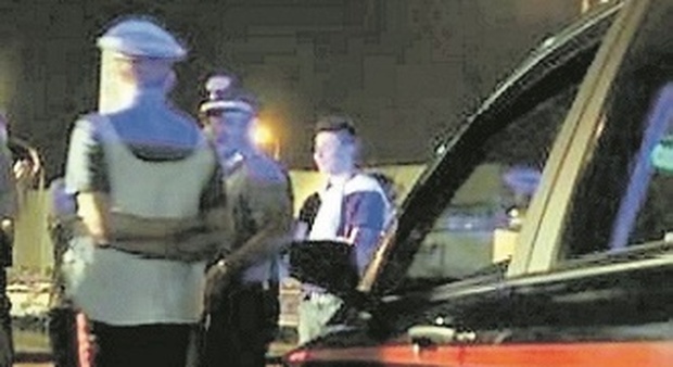 Ancona, lite choc in mezzo alla strada nella notte: accoltellato finisce all'ospedale
