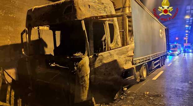 Tir prende fuoco in galleria sulla Torino-Bardonecchia: autostrada bloccata per quasi sette ore