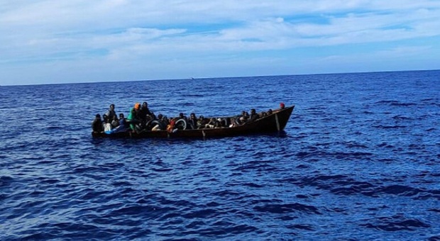 Migranti sbarcati a Selinunte, 5 cadaveri trovati sulla riva: l'imbarcazione si è spiaggiata