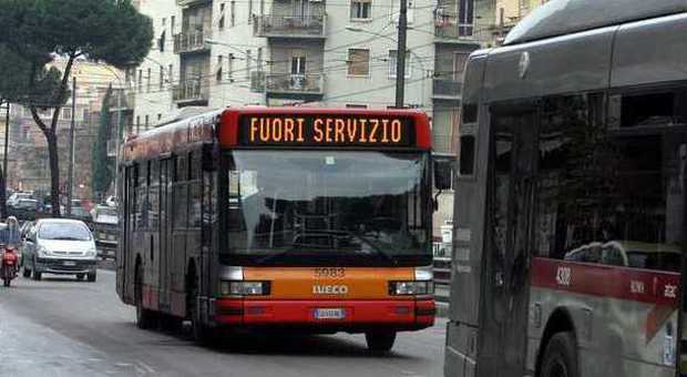 Roma, minaccia i passeggeri e si scaglia contro i vetri: terrore su bus a Boccea