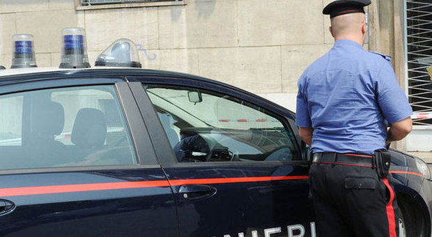 Roma, sorpresi a smontare una Mini rubata a ponte Milvio: tre arresti