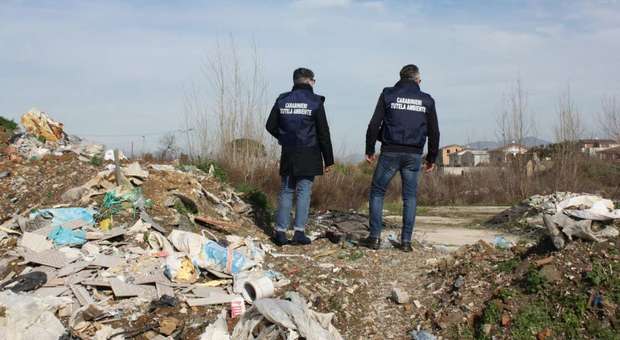 Un'altra discarica abusiva ad Acerra: sequestrato terreno, maxi multa alla ditta