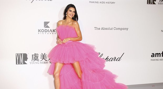 Kendall Jenner bellissima in rosa a Cannes: e l'abito Giambattista Valli sarà nei negozi H&M
