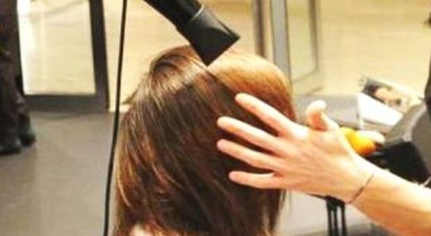 Ragazza minorenne: «Molestata dal parrucchiere dei vip con la scusa di farmi un massaggio»
