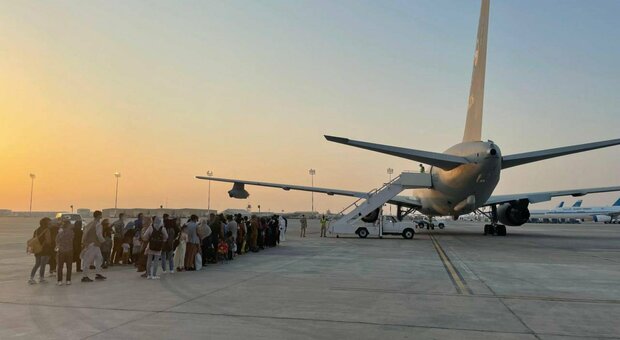 Afghanistan, arrivato a Fiumicino aereo con altri 211 evacuati