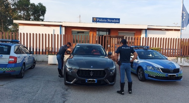 Sull'A14 fermati con la Maserati rubata, fuga nei campi: auto sequestrata dalla Polstrada