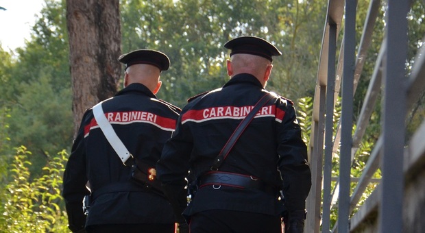 Due carabinieri salvano un uomo che voleva gettarsi dal cavalcavia