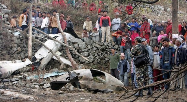 Elicottero si schianta in Nepal: sette morti, anche un neonato