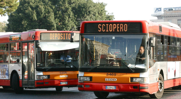 Roma, venerdì nuovo sciopero dei dipendenti Atac: stop a bus, metro e treni, la “mappa” delle agitazioni