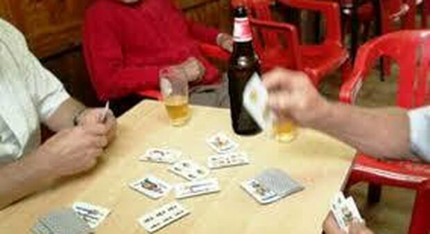 Covid: giocavano a carte in undici nel circolo, denunciati dalla polizia a Napoli
