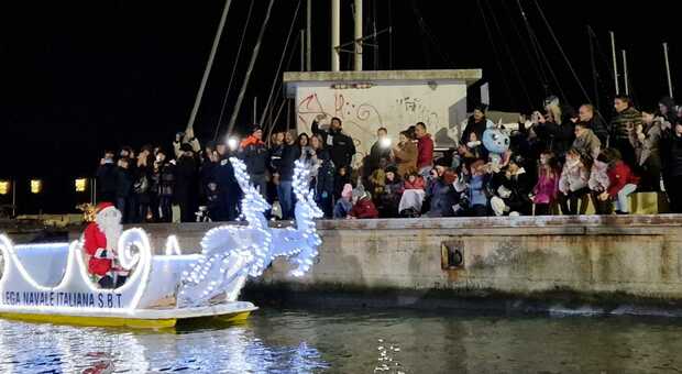 San Benedetto, grande successo della festa della Lega navale: Babbo Natale arriva in barca e fa il pieno di bambini