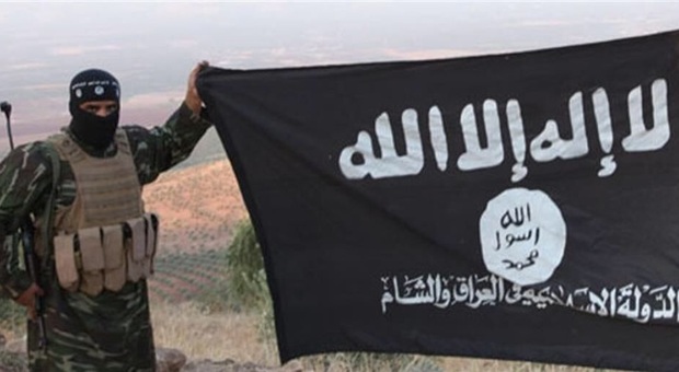 Attore pugliese vittima di un attacco hacker: sul suo profilo social bandiera e foto inneggianti all'Isis