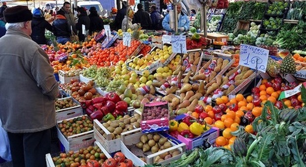 Arriva la tassa su frutta e verdura Vegani in rivolta: “Vogliono colpirci”