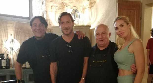 Totti e Ilary in Umbria: pranzo a Spello per l'ex capitano della Roma e la moglie