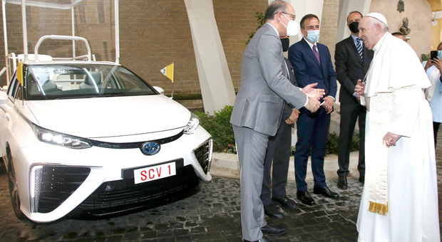 Papa Francesco riceve dai vertici della Toyota Europa e della Toyota Italia la Mirai a idrogeno donata dalla Conferenza Episcopale Giapponese