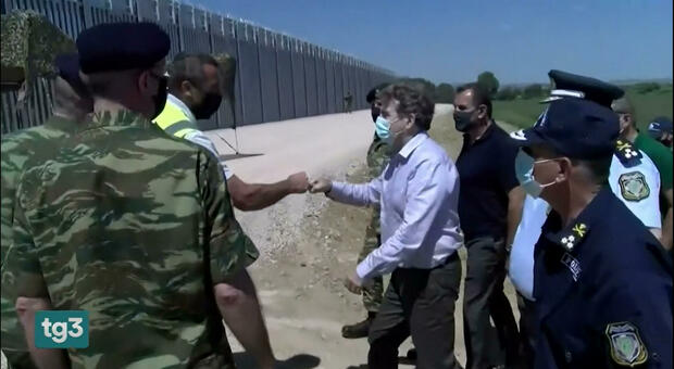 Afghanistan, la Grecia ha eretto un muro di 40 chilometri al confine con la Turchia per fermare i profughi