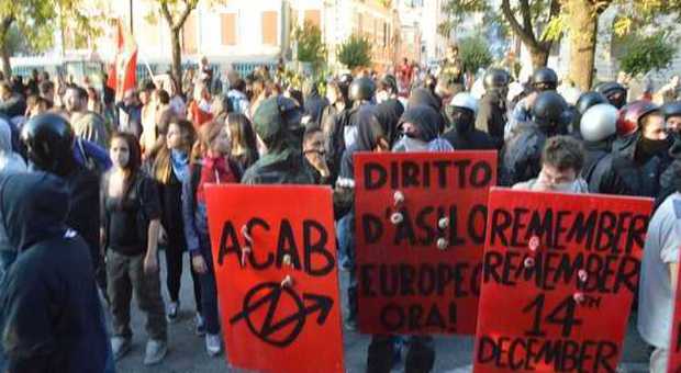 Ancona, scontri al Viale: il giovane liberato tra gli applausi dei centri sociali