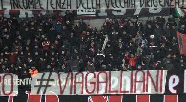 I tifosi del Milan contestano i dirigenti: «Via Galliani, basta parametri zero»