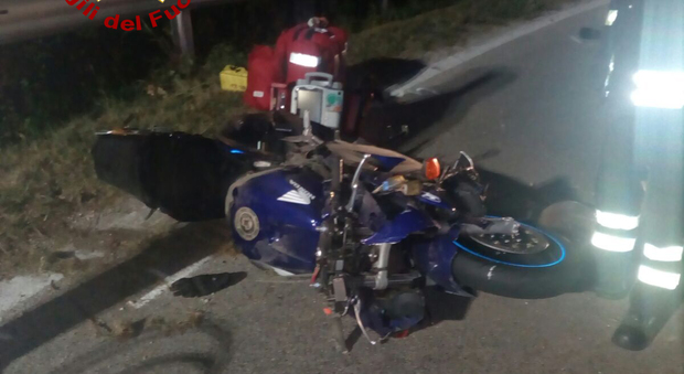 Violento schianto in motocicletta: muore un ventisettenne, un ferito