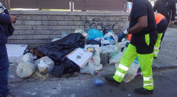 Sversamenti illeciti di rifiuti, multe per 1500 euro a Giugliano