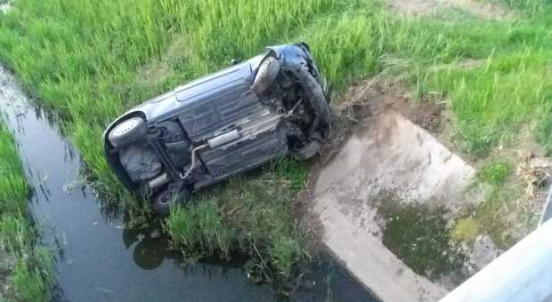 L'auto piombata nel fossato (foto Venchiarutti)
