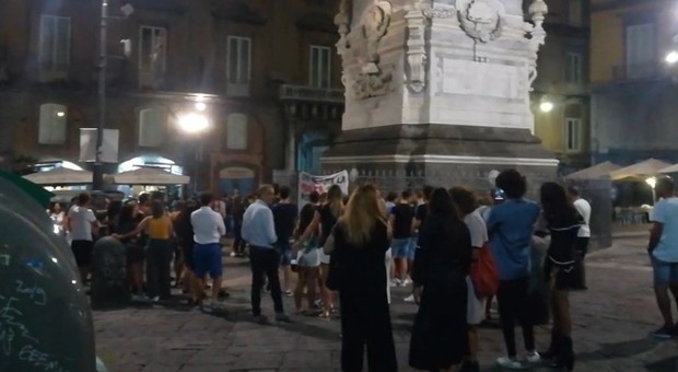Napoli, rientro dalle vacanze rumoroso per piazza San Domenico: la polizia interviene due volte