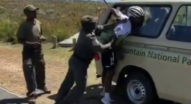 Ranger in Sudafrica rompono il braccio al corridore Dlamini: non aveva pagato il biglietto d'ingresso