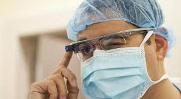 Un'immagine di un dottore che indossa i Google Glass, gli occhiali per la realtà aumentata sviluppati da Google