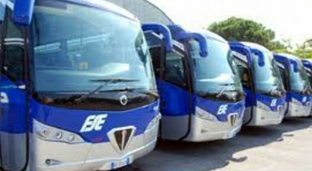 Scuola, i bus dimezzati complicano i trasporti: «In Puglia, si spostano 740mila studenti. Così si rischia il caos»
