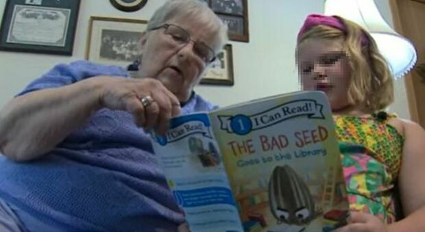 Bambina di 7 anni legge i libri ai 'nonni' della casa di riposo: «Oggi niente videogiochi»