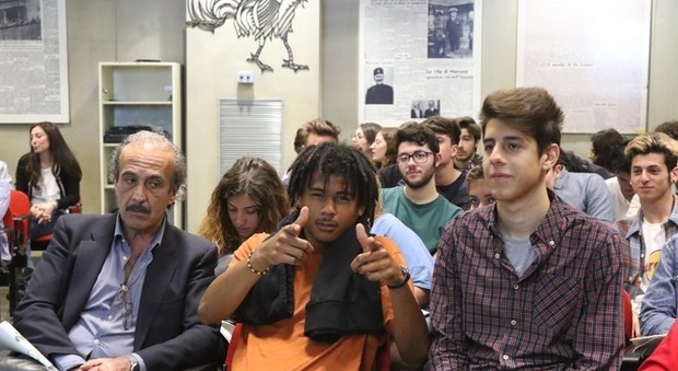 Studenti dell'Istituto Tassinari di Pozzuoli e Liceo Garibaldi di Napoli in visita al Mattino| Foto