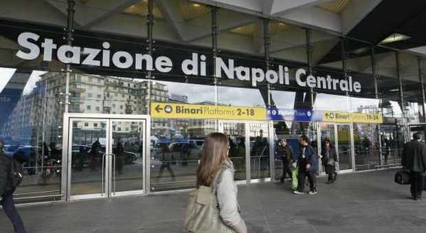 Giovane violentato sul treno fermo alla stazione centrale di Napoli