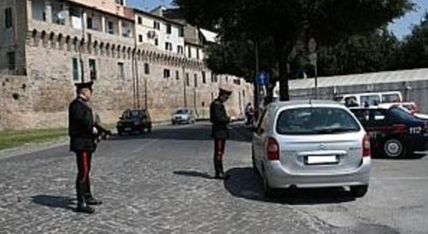 Ruba il bancomat alla madre del parroco Sorpreso dai carabinieri e denunciato