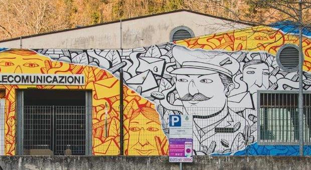 Poste Italiane, un murale sulla facciata dell'ufficio di Tramonti
