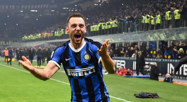 Inter, de Vrij esalta Conte: «Ha portato mentalità vincente»
