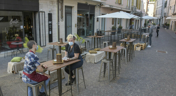 Tavolini del bar deserti in centro a Rovigo